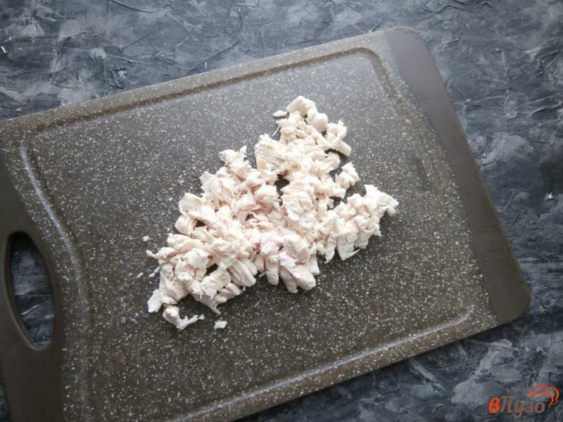 Фото приготовление рецепта: Салат из курицы с яблоком и свежим огурцом шаг №1