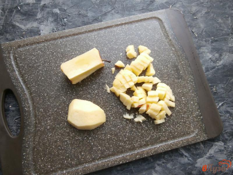Фото приготовление рецепта: Салат из курицы с яблоком и свежим огурцом шаг №2