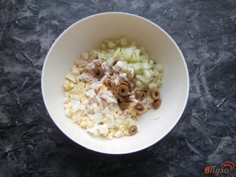 Фото приготовление рецепта: Салат из курицы с яблоком и свежим огурцом шаг №4