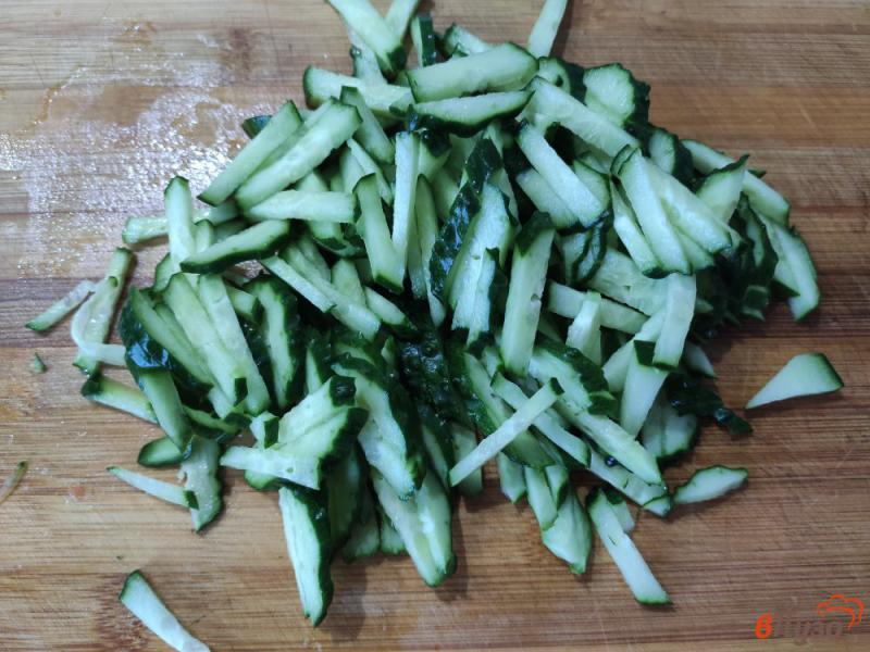 Фото приготовление рецепта: Салат из молодой капусты с крабовыми палочками шаг №2