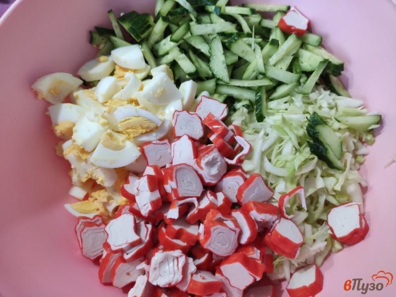 Фото приготовление рецепта: Салат из молодой капусты с крабовыми палочками шаг №5