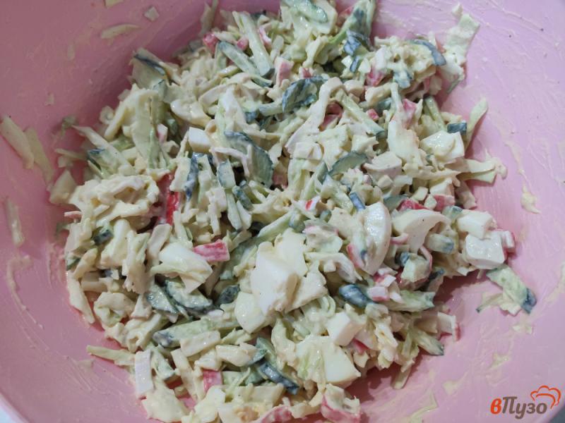 Фото приготовление рецепта: Салат из молодой капусты с крабовыми палочками шаг №7