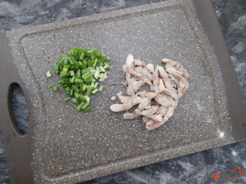 Фото приготовление рецепта: Салат с селедкой сыром и помидорами шаг №1