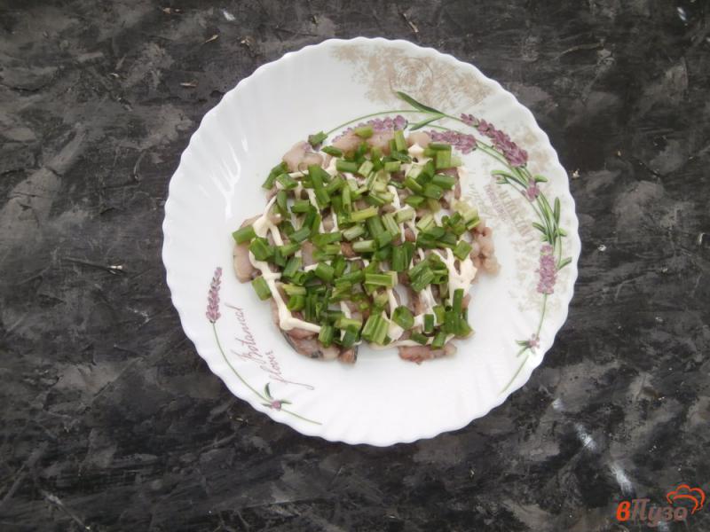 Фото приготовление рецепта: Салат с селедкой сыром и помидорами шаг №3