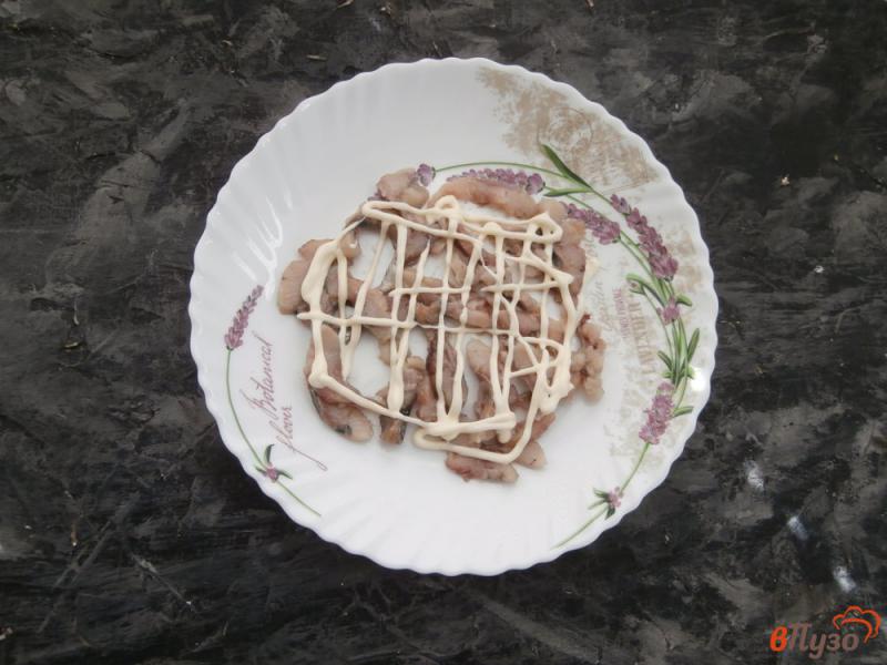 Фото приготовление рецепта: Салат с селедкой сыром и помидорами шаг №2