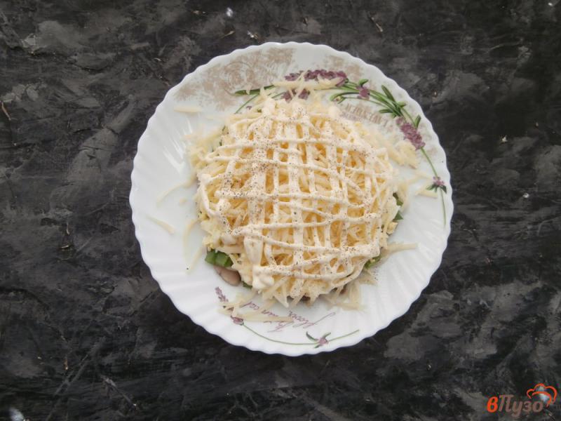 Фото приготовление рецепта: Салат с селедкой сыром и помидорами шаг №5