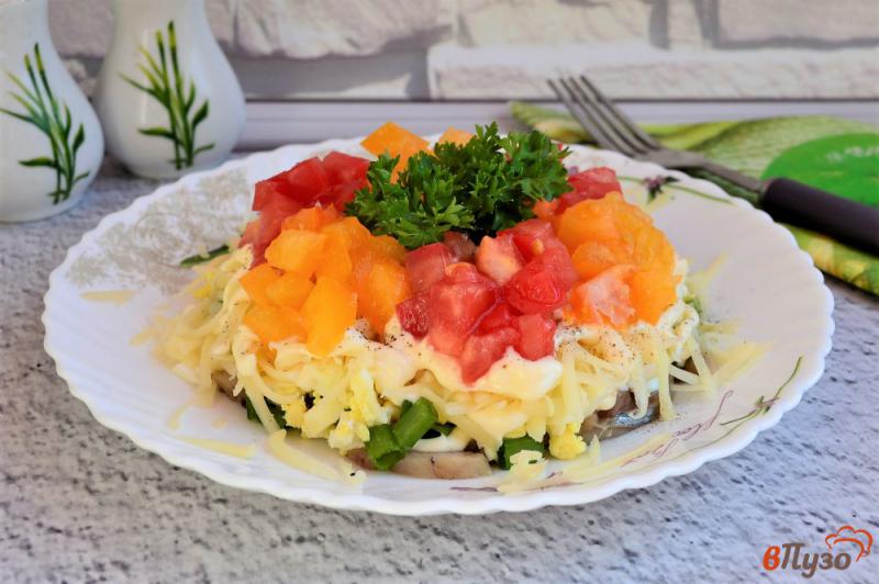 Фото приготовление рецепта: Салат с селедкой сыром и помидорами шаг №7