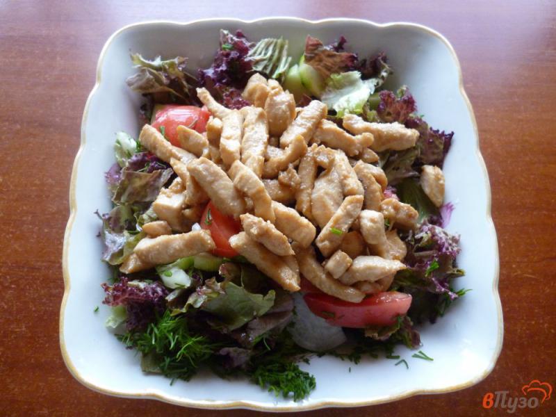 Фото приготовление рецепта: Овощной салат с жареным куриным филе шаг №8