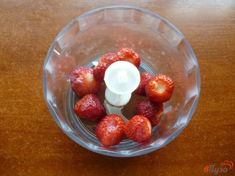 Фото приготовление рецепта: Домашний клубничный йогурт шаг №1