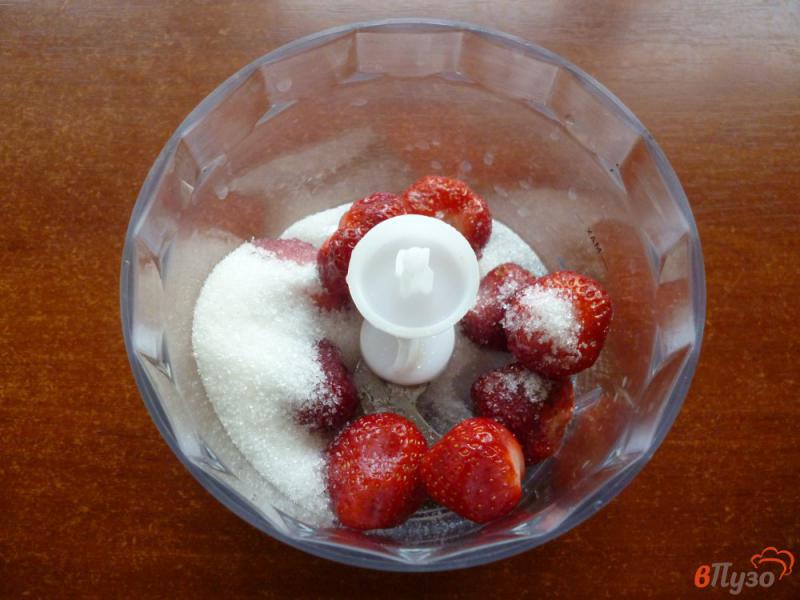 Фото приготовление рецепта: Домашний клубничный йогурт шаг №2