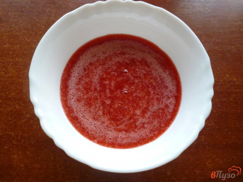 Фото приготовление рецепта: Домашний клубничный йогурт шаг №3