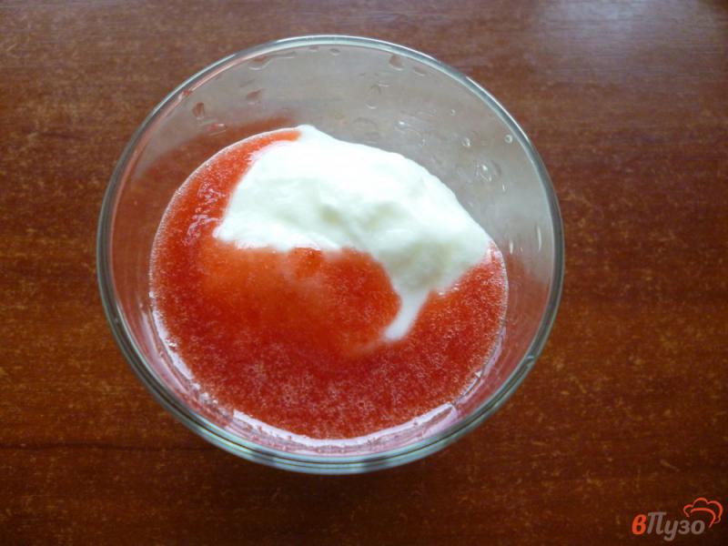 Фото приготовление рецепта: Домашний клубничный йогурт шаг №4