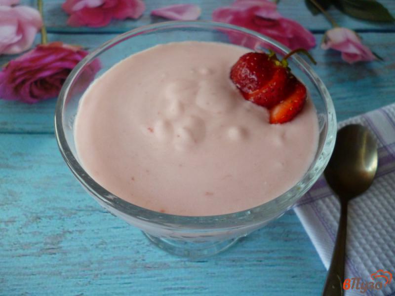 Фото приготовление рецепта: Домашний клубничный йогурт шаг №5