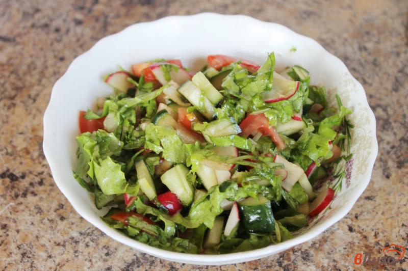 Фото приготовление рецепта: Салат из помидоров зелени и редиса шаг №5