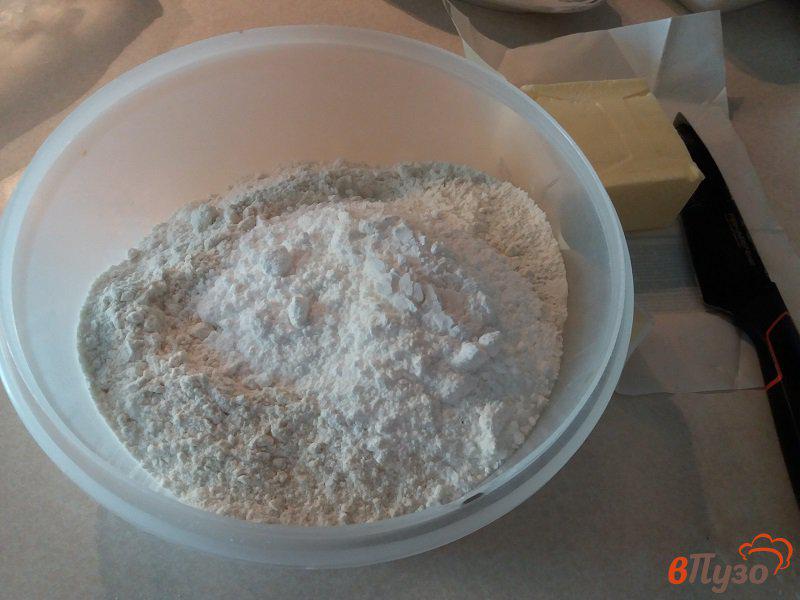Фото приготовление рецепта: Открытый пирог из песочного теста с персиками и сметанной заливкой шаг №1
