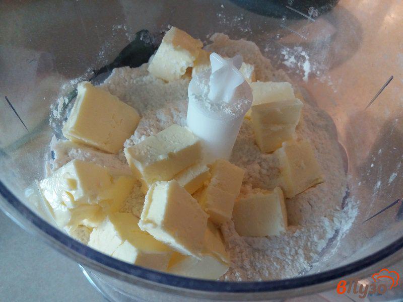 Фото приготовление рецепта: Открытый пирог из песочного теста с персиками и сметанной заливкой шаг №2