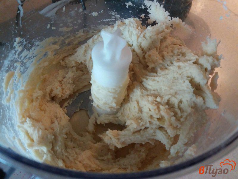 Фото приготовление рецепта: Открытый пирог из песочного теста с персиками и сметанной заливкой шаг №5