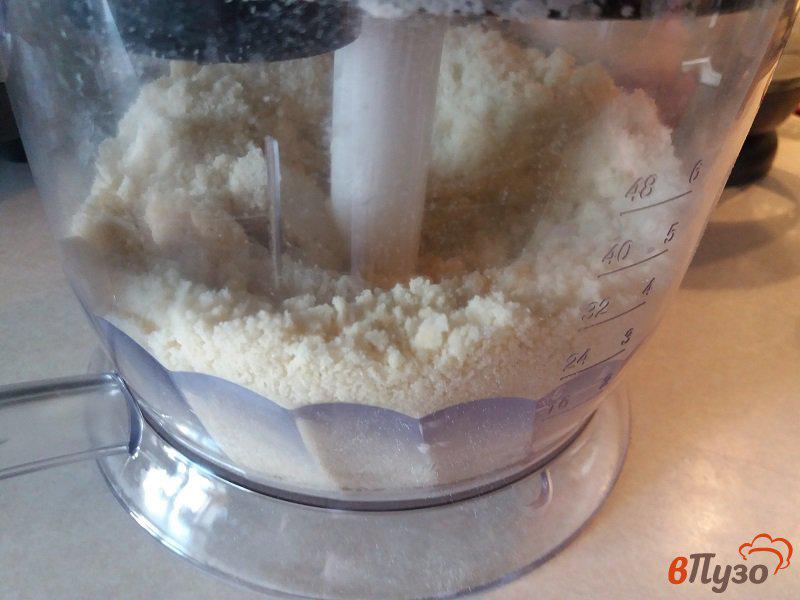 Фото приготовление рецепта: Открытый пирог из песочного теста с персиками и сметанной заливкой шаг №3