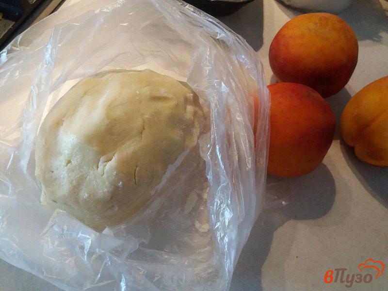 Фото приготовление рецепта: Открытый пирог из песочного теста с персиками и сметанной заливкой шаг №6