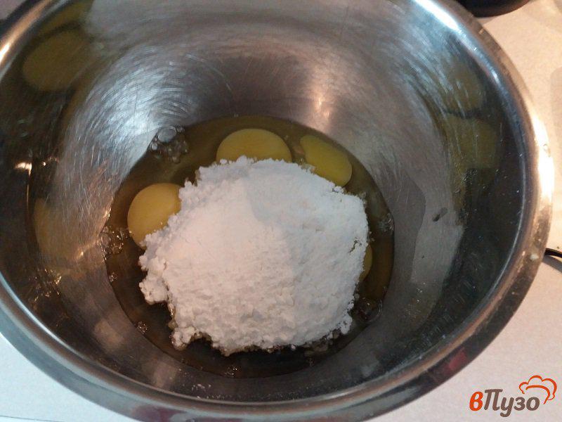 Фото приготовление рецепта: Открытый пирог из песочного теста с персиками и сметанной заливкой шаг №9
