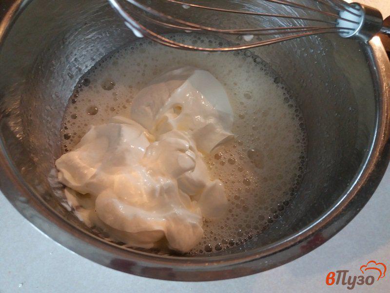 Фото приготовление рецепта: Открытый пирог из песочного теста с персиками и сметанной заливкой шаг №10