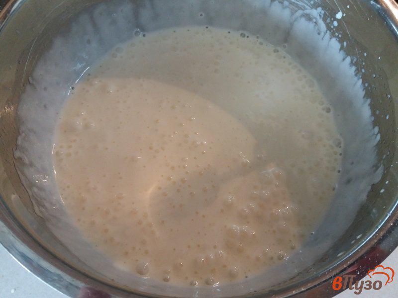 Фото приготовление рецепта: Открытый пирог из песочного теста с персиками и сметанной заливкой шаг №11