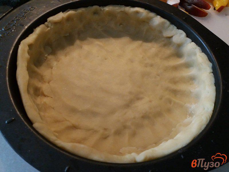 Фото приготовление рецепта: Открытый пирог из песочного теста с персиками и сметанной заливкой шаг №12
