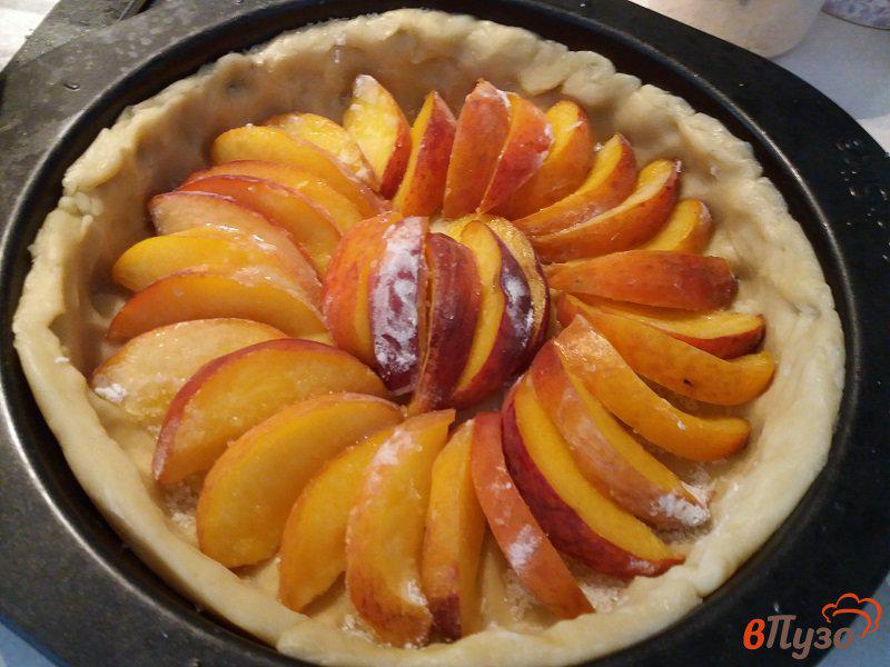 Фото приготовление рецепта: Открытый пирог из песочного теста с персиками и сметанной заливкой шаг №13