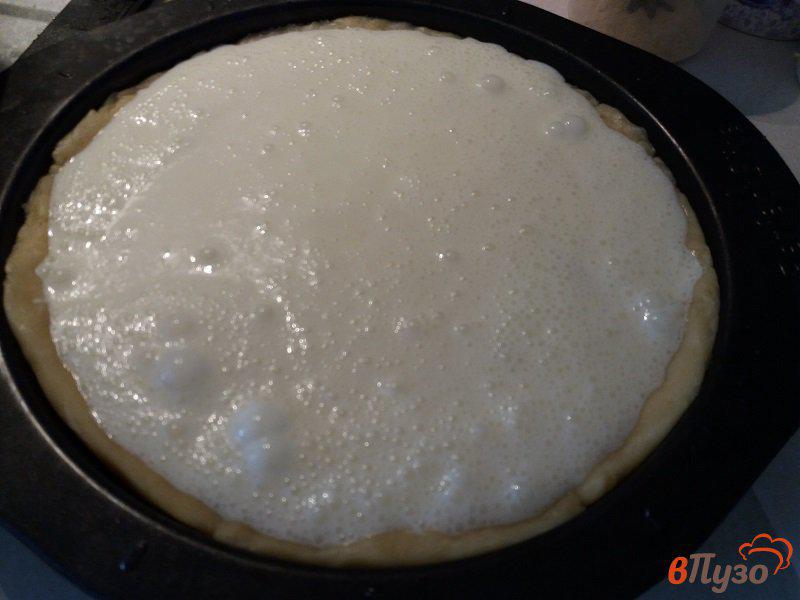 Фото приготовление рецепта: Открытый пирог из песочного теста с персиками и сметанной заливкой шаг №14