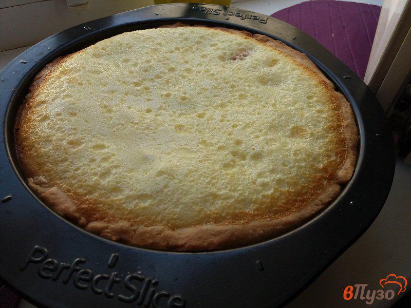 Фото приготовление рецепта: Открытый пирог из песочного теста с персиками и сметанной заливкой шаг №15