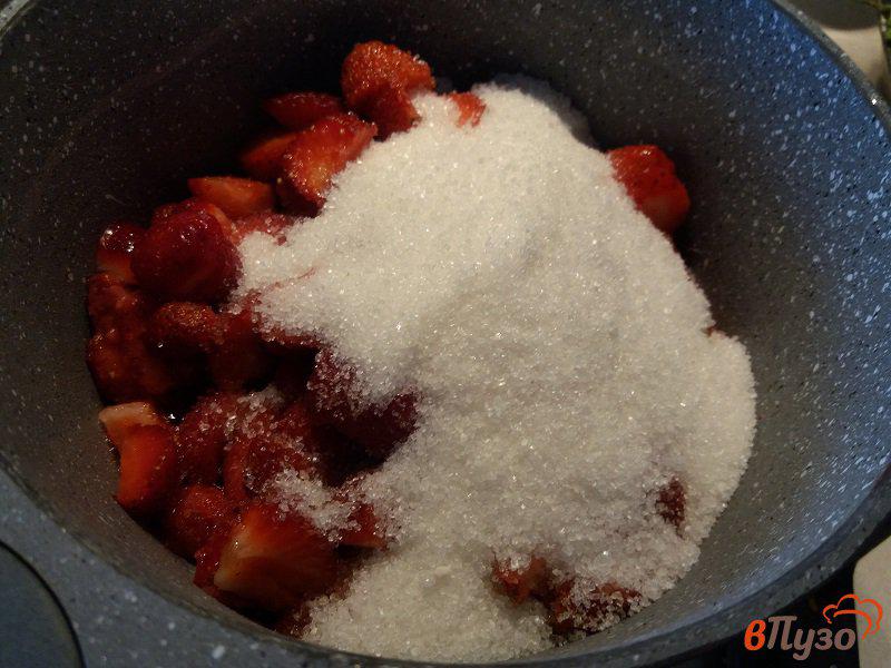 Фото приготовление рецепта: Клубничный соус к десертам шаг №3