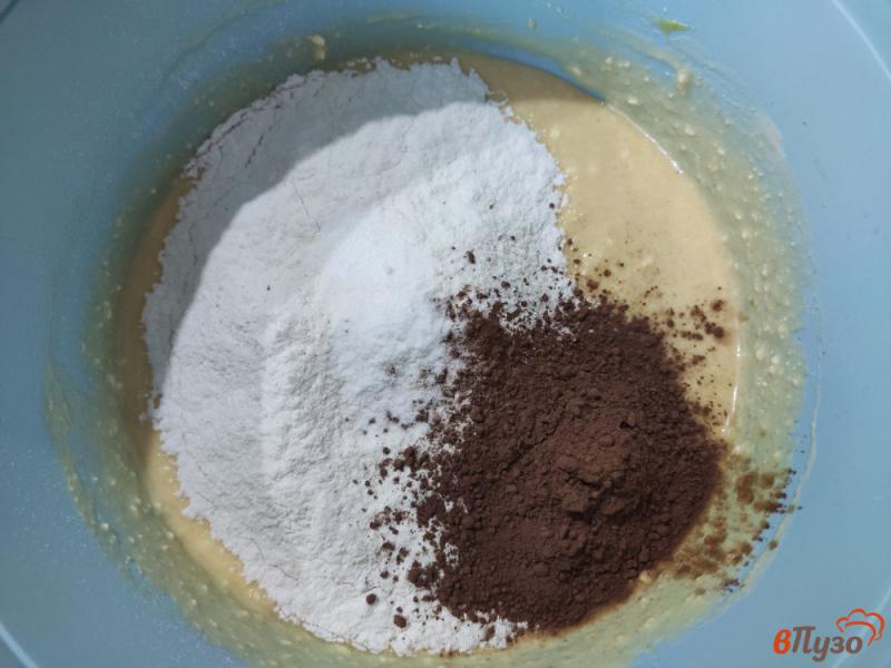 Фото приготовление рецепта: Творожно-шоколадные оладьи шаг №3