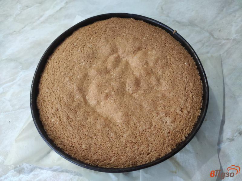 Фото приготовление рецепта: Бисквитный торт с вишней и шоколадом шаг №4