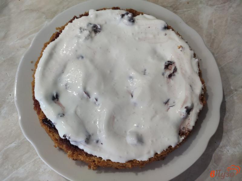 Фото приготовление рецепта: Бисквитный торт с вишней и шоколадом шаг №8