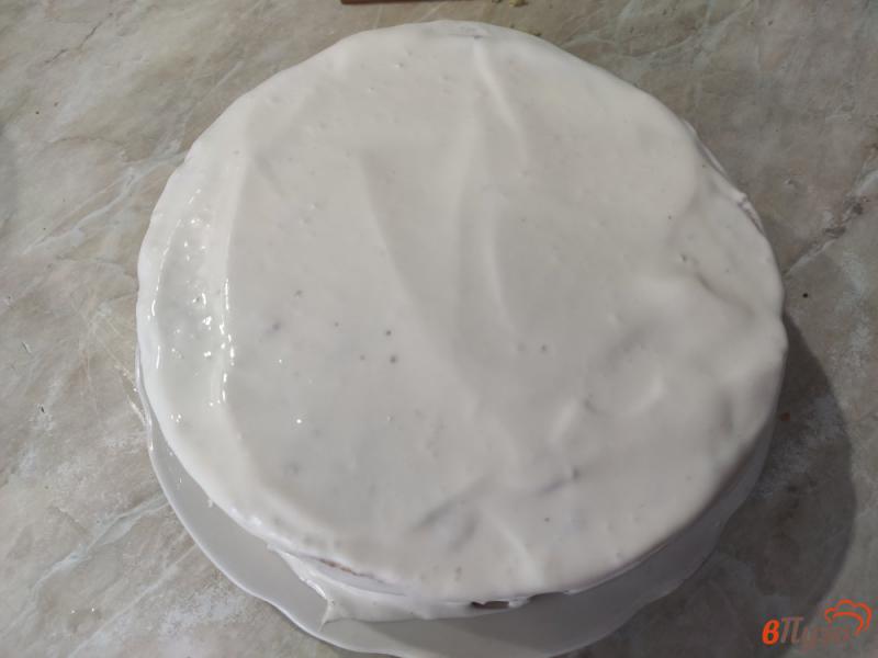 Фото приготовление рецепта: Бисквитный торт с вишней и шоколадом шаг №9