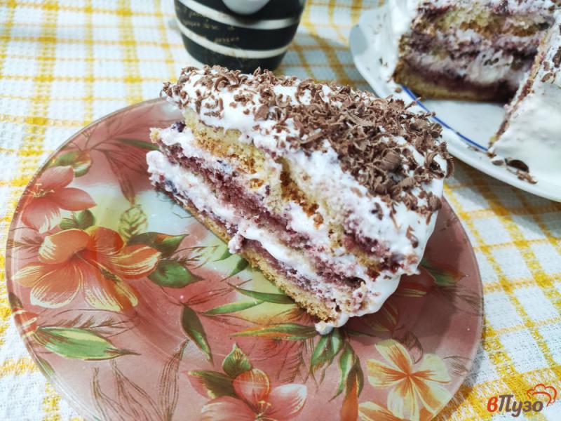 Фото приготовление рецепта: Бисквитный торт с вишней и шоколадом шаг №11