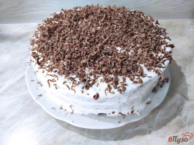 Фото приготовление рецепта: Бисквитный торт с вишней и шоколадом шаг №10