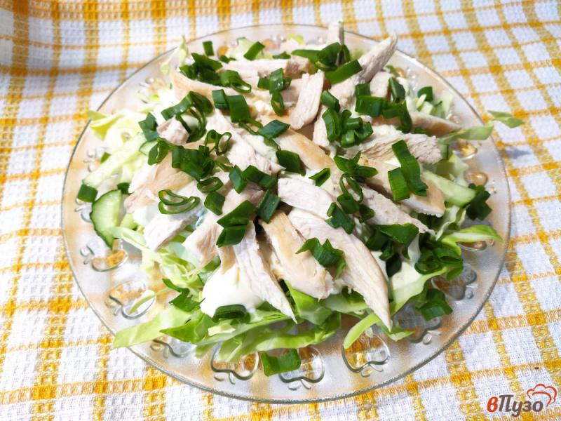 Фото приготовление рецепта: Овощной салат с отварным куриным филе шаг №8