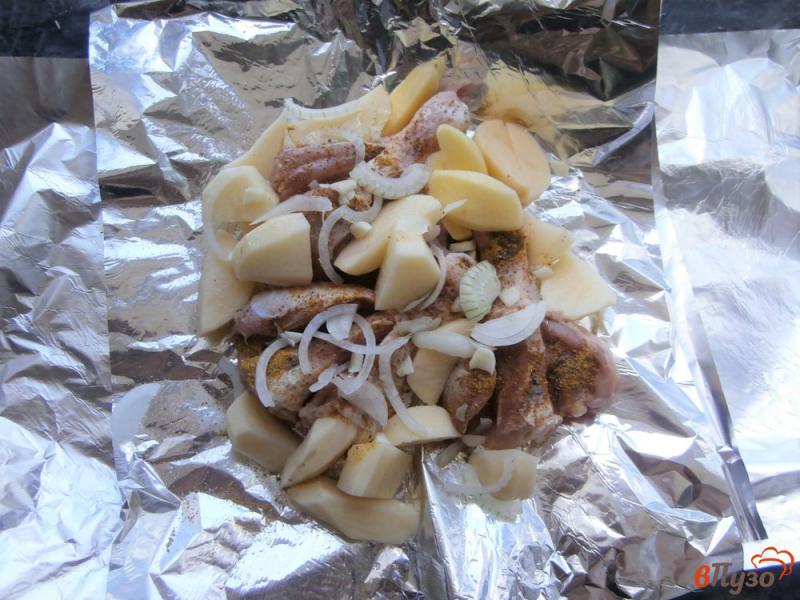 Фото приготовление рецепта: Куриные голени с картофелем в фольге в мультиварке шаг №3