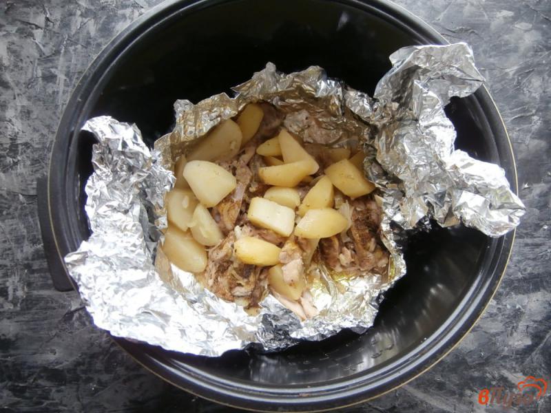 Фото приготовление рецепта: Куриные голени с картофелем в фольге в мультиварке шаг №6