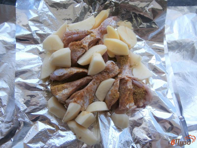 Фото приготовление рецепта: Куриные голени с картофелем в фольге в мультиварке шаг №2