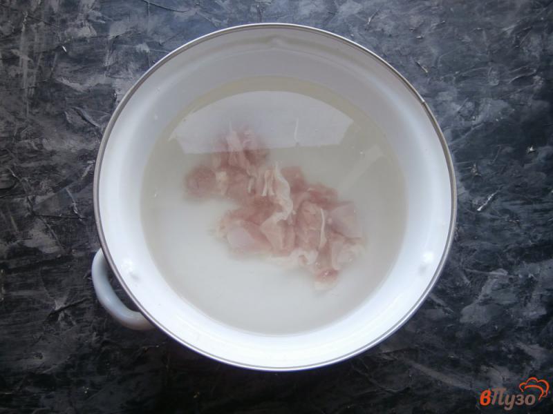 Фото приготовление рецепта: Куриный суп с кабачками и вермишелью шаг №1