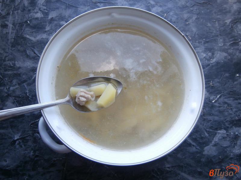Фото приготовление рецепта: Куриный суп с кабачками и вермишелью шаг №2