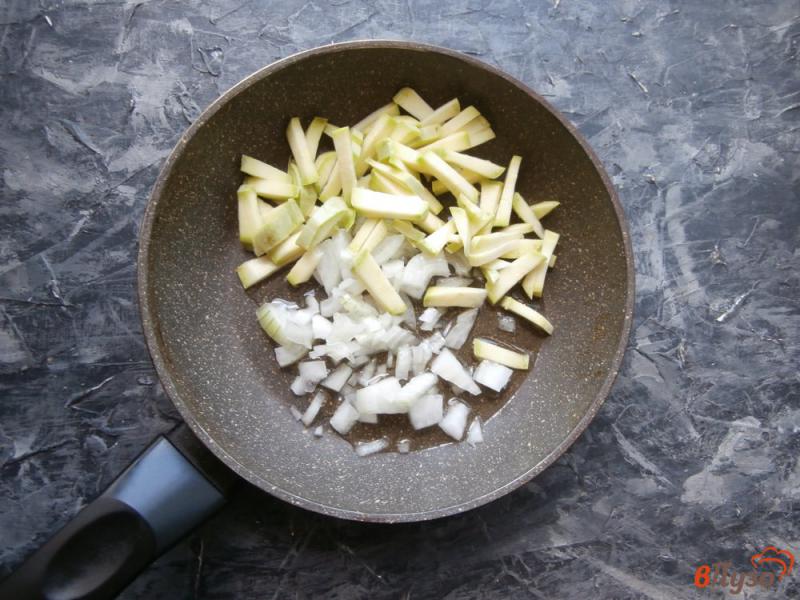 Фото приготовление рецепта: Куриный суп с кабачками и вермишелью шаг №3