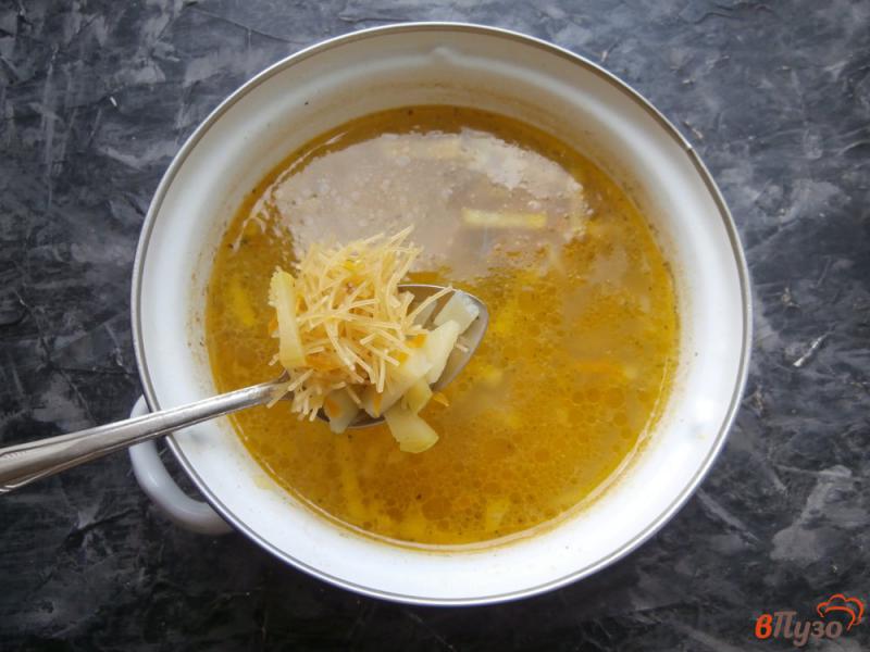 Фото приготовление рецепта: Куриный суп с кабачками и вермишелью шаг №6