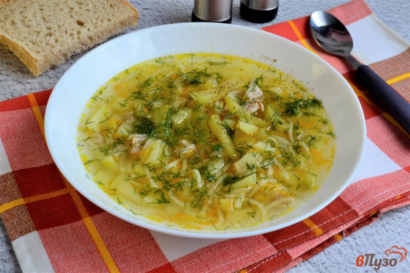 Фото приготовление рецепта: Куриный суп с кабачками и вермишелью шаг №7