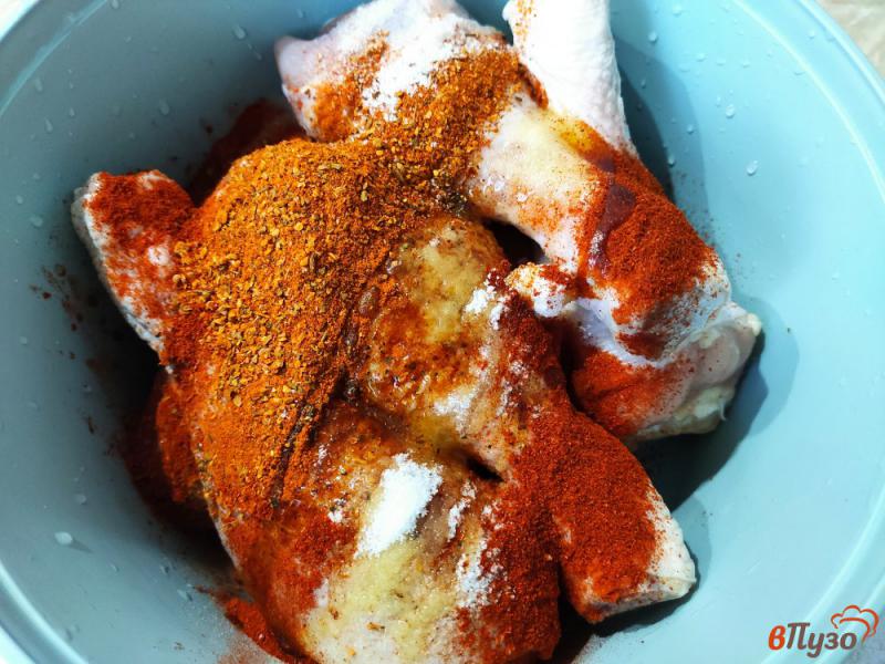 Фото приготовление рецепта: Куриные голени запечённые с морковью и луком шаг №1