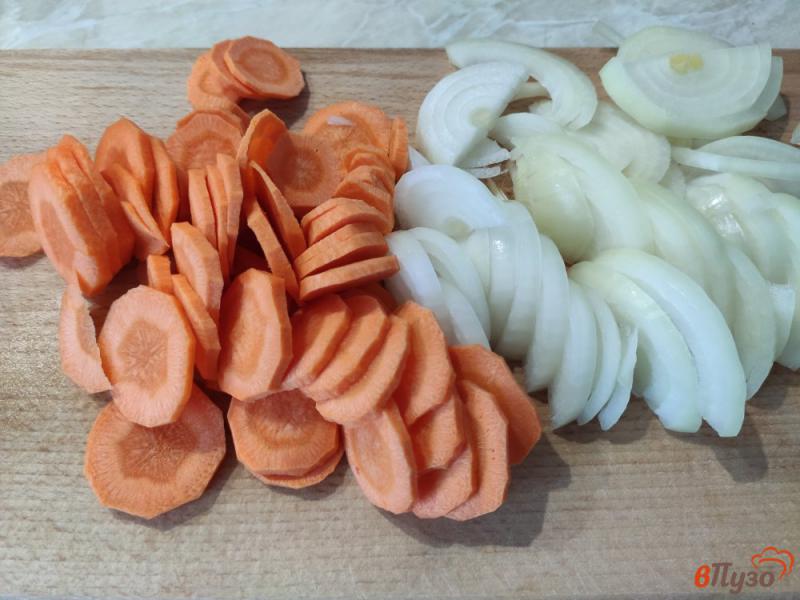 Фото приготовление рецепта: Куриные голени запечённые с морковью и луком шаг №3