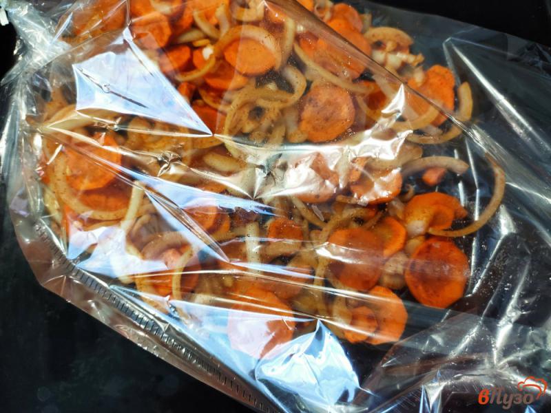 Фото приготовление рецепта: Куриные голени запечённые с морковью и луком шаг №5