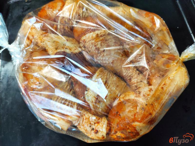 Фото приготовление рецепта: Куриные голени запечённые с морковью и луком шаг №6